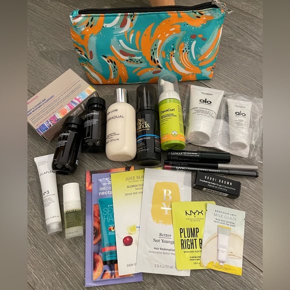NEW 19 Piece Skincare, Makeup, Hair Samples w/ Clinique Cosmetics Bag - Picture 1 of 3